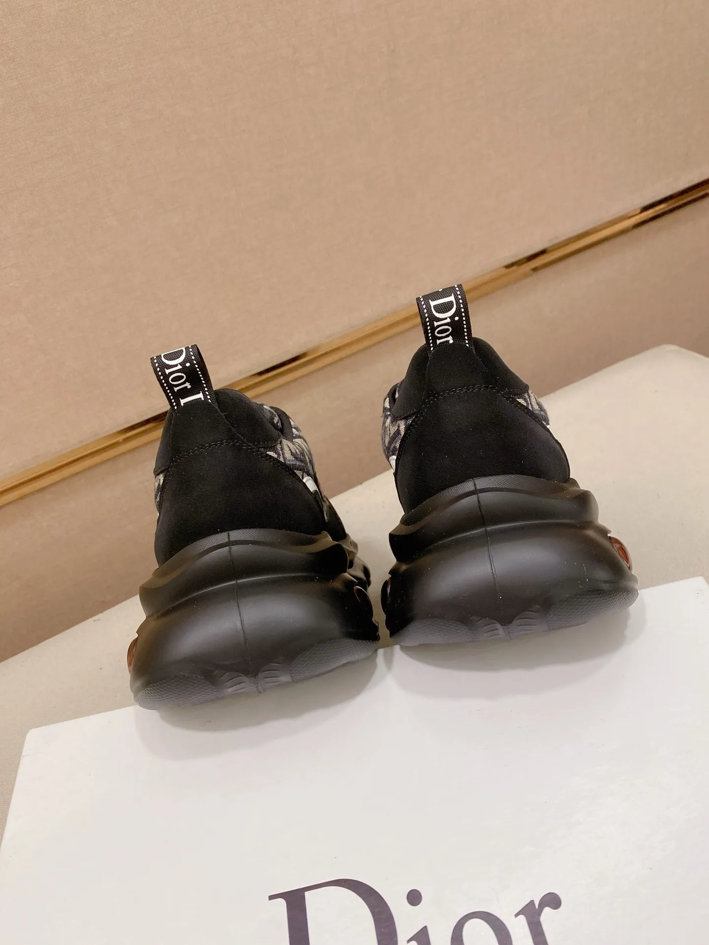 Men's shoes💰 462💰🇮🇹🇮🇹Dior d The new model is on sale at the same time at the counter. The upper 🇮🇹 is imported Italian first-layer cowhide, and the lining is fully imported sheepskin 💪💪. It is a complete 1⃣️ to 1⃣️ replica 🇮🇹💪💪, ⚠ Sole: The original sole is specially provided by the original factory. The exclusive movable molded sole is super comfortable. ⚠Original factory single goods, 🔍🔍high quality, you can enter and leave the counter at will, welcome to compare⚠. Code number:38-44